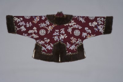 图片[2]-Crimson purple silk embroidered peach blossom group longevity inlaid marten leather jacket-China Archive